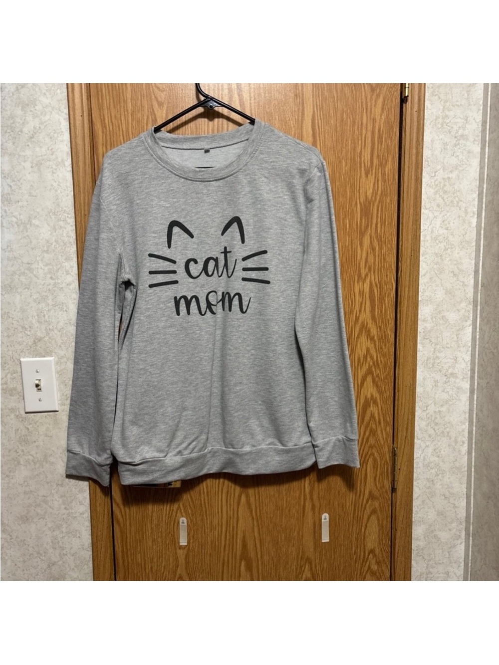 Amazon Gray 'Cat Mom' Long Sleeve Pullover